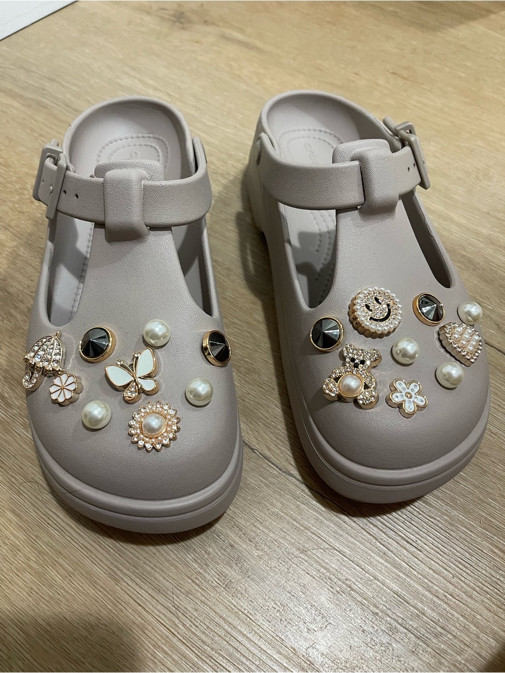 CROCS Kids T‑Strap Jelly Clogs with Pearl & Gold Charms - Cream